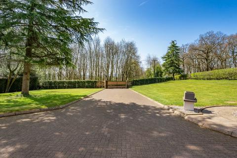 3 bed property, in Woodside Lodge, £800,000