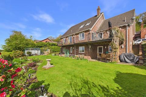 4 bed property, in Hillside, £675,000