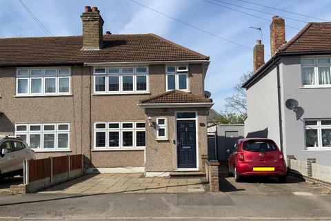 3 bed property, in Elm Park, £475,000