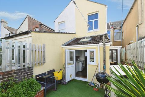 2 bed property, in Renny Road, £265,000