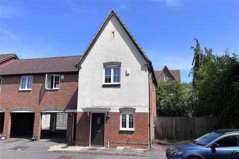 2 bed property, in Lynn Close, £430,000