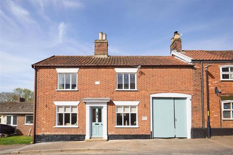 4 bed property, in Damgate Street, £575,000