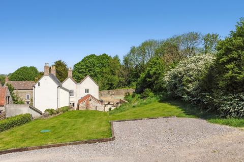 5 bed property, in Main Road, £1,100,000