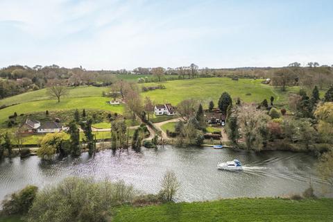 3 bed property, in Elevated Riverside Views in Bramerton, £750,000