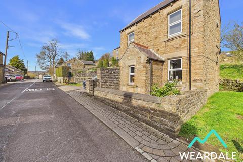 2 bed property, in Front Street, £225,000