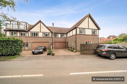 4 bed property, in The Grove, £650,000