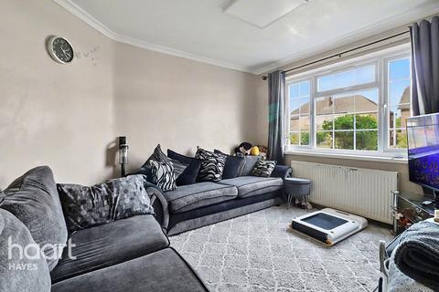 2 bed property, in Willow Tree Lane, £350,000