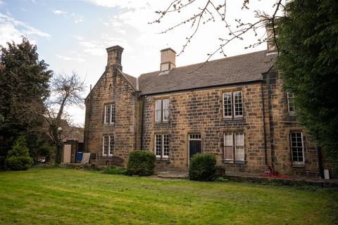 4 bed property, in 40, £695,000
