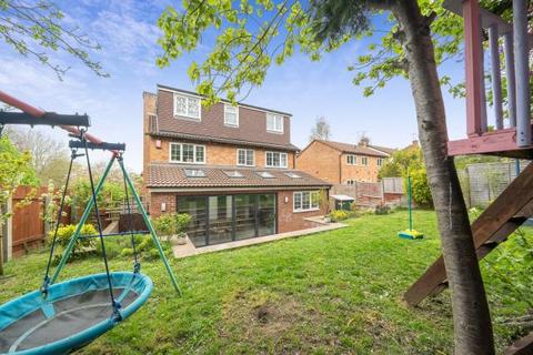 6 bed property, in Fennel Close, £540,000