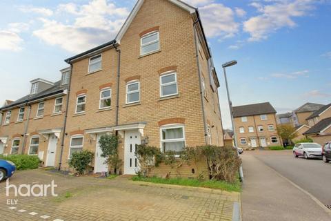 3 bed property, in Dobede Way, £285,000
