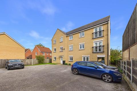 2 bed property, in Queens Close, £135,000