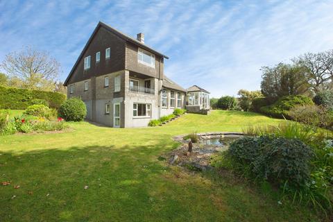 3 bed property, in Old Road, £600,000