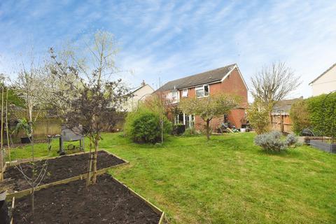 2 bed property, in Elm Close, £300,000