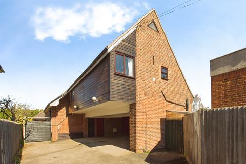 2 bed property, in Shelford Road, £270,000
