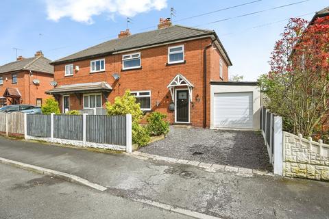 3 bed property, in Holt Crescent, £250,000