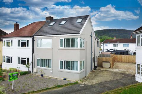 5 bed property, in Lanelay Close, £499,950