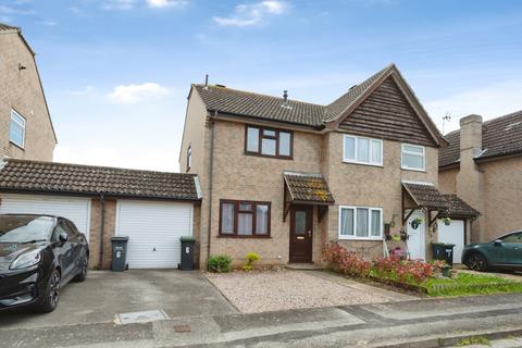 2 bed property, in Chandlers Close, £220,000