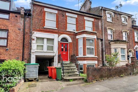 2 bed property, in Rothesay Road, £140,000