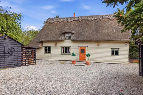 3 bed property, in Duck End, £575,000