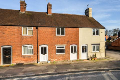 2 bed property, in Old Street, £200,000