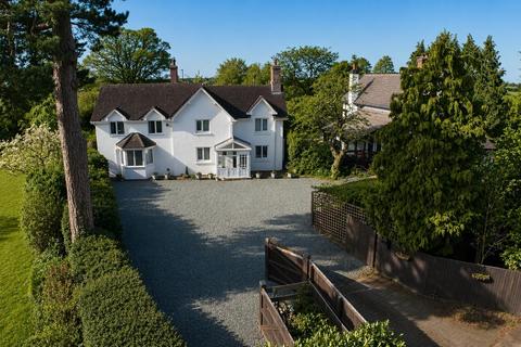 5 bed property, in Sandford, £525,000