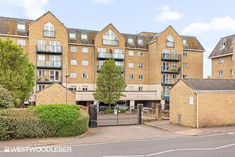 2 bed property, in Taverners Way, £275,000