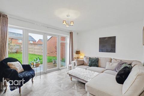 3 bed property, in Mill Hill Wood Way, £290,000