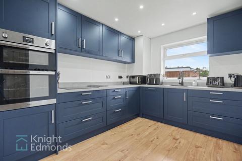 2 bed property, in Poplar Grove, £375,000