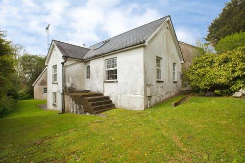 2 bed property, in Lostwithiel Road, £180,000