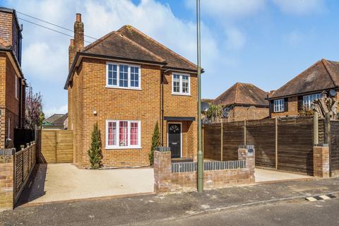 3 bed property, in Walton-On-Thames, £765,000