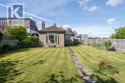 2 bed property, in Newbury Gardens, £600,000