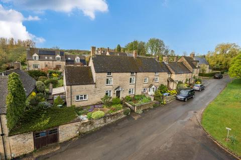 3 bed property, in Mill End, £610,000