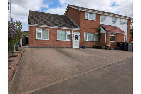 4 bed property, in Kenilworth Road, £240,000