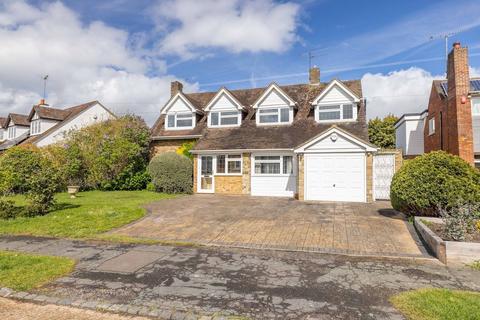 4 bed property, in The Fairway, £975,000
