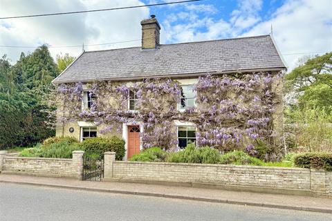 4 bed property, in Brockdish, £725,000