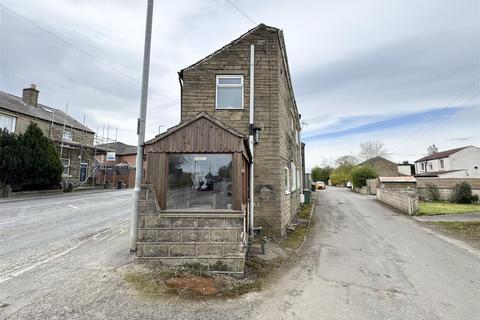 2 bed property, in Langley Lane, £150,000