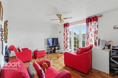 3 bed property, in Festival Crescent, £250,000