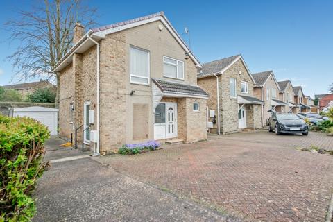 3 bed property, in Pollard Way, £290,000