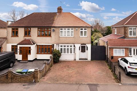 3 bed property, in Long Lane, £500,000