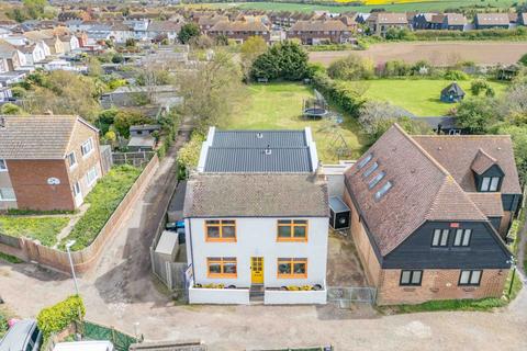 4 bed property, in High Street, £775,000