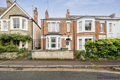 3 bed property, in Southfield Road, £550,000