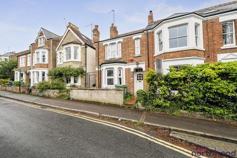 3 bed property, in Southfield Road, £550,000
