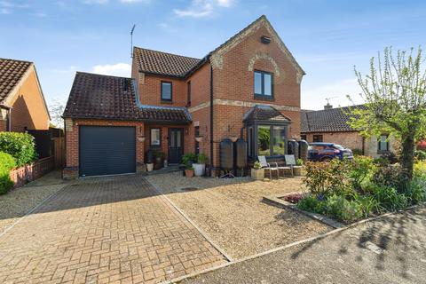 3 bed property, in Causeway Close, £400,000