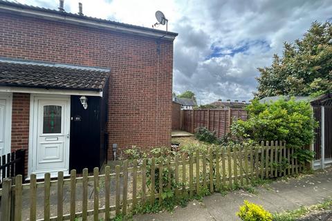1 bed property, in Hampden Close, £245,000