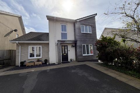 4 bed property, in Rhosdir, £325,000