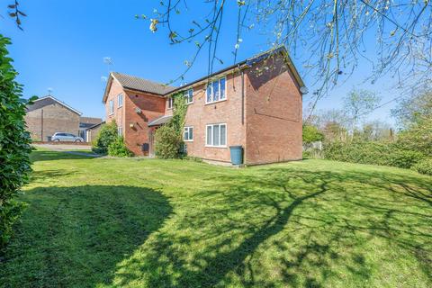 1 bed property, in Gainsborough Drive, £120,000
