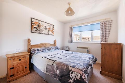 1 bed property, in Gainsborough Drive, £120,000