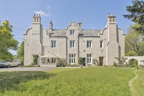 5 bed property, in Codden Hill House, £600,000