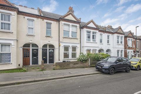 2 bed property, in Hythe Road, £184,950