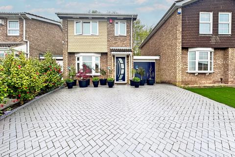3 bed property, in St. Christopher Close, £300,000